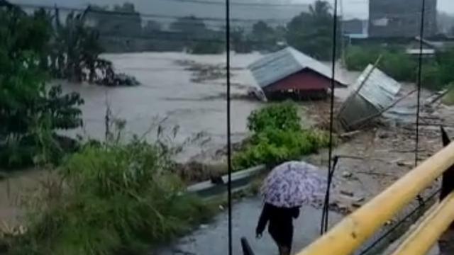 Rumah hanyut terbawa arus saat banjir bandang di Mamuju, Sulawesi Barat (Foto: Liputan6.com/Istimewa)